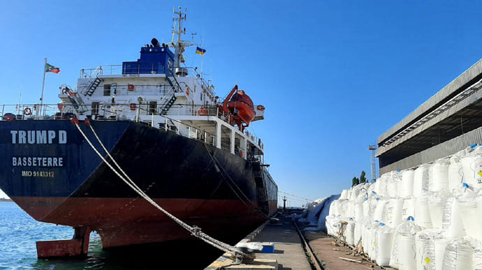 На причалах порта Южный сохраняют почти 10 тыс. тонн селитры