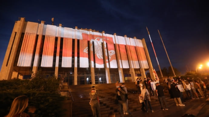 Украинский дом подсветили цветами исторического флага Беларуси