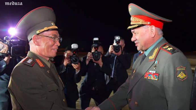 Шойгу попозував із північнокорейськими генералами