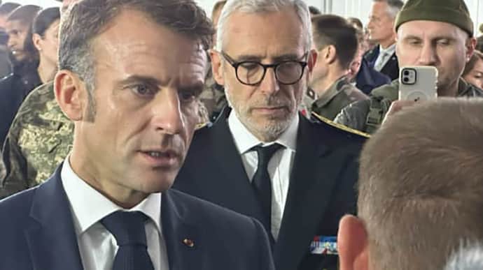 Macron meets Ukrainian soldiers training in France and wishes them success –media – photos