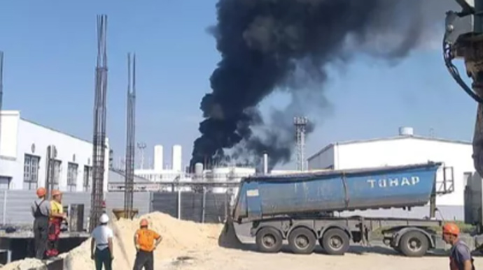 В Ростовской области горел нефтеперерабатывающий завод, соцсети писали об ударе с беспилотника  