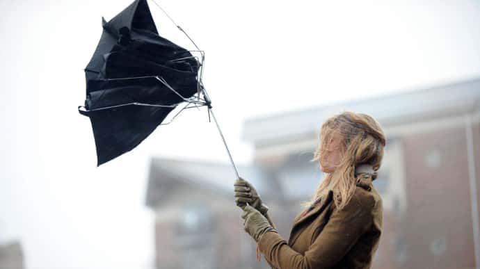 Поривчастий вітер і холодяка: синоптик дала прогноз на п'ятницю