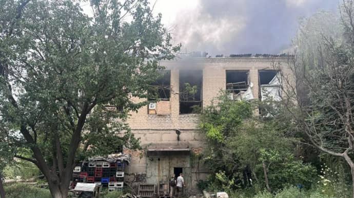 Russians drop aerial bombs on business in Selydove, Donetsk Oblast, killing at least 5 people and injuring 11 others – photos