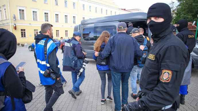 В Минске массово задерживают представителей СМИ