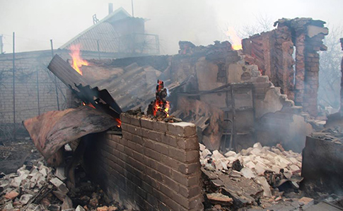 Нічний обстріл Авдіївки: пожежі гасили військові й журналісти