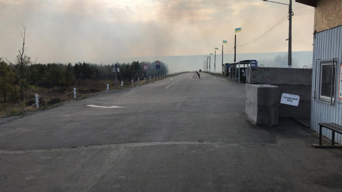 Пожар на Луганщине: детонируют боеприпасы, огонь добрался до пункта пропуска с ОРЛО