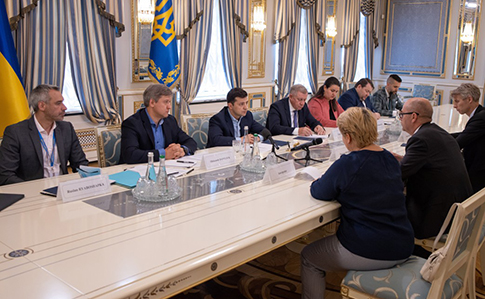 Зеленський зустрівся з місією МВФ і підтвердив, що Україна співпрацюватиме з Фондом 