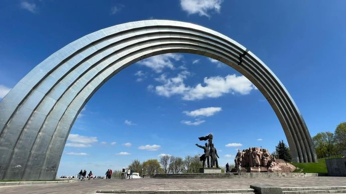 У Києві демонтують скульптуру під Аркою дружби народів