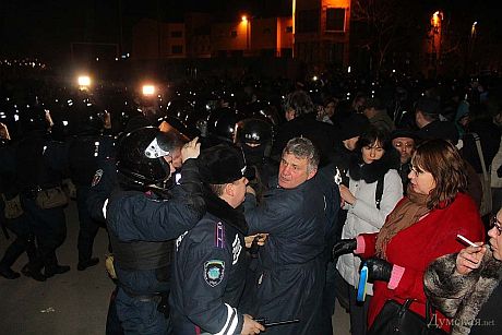 Сутички активістів та міліції біля бази Беркуту в Одесі