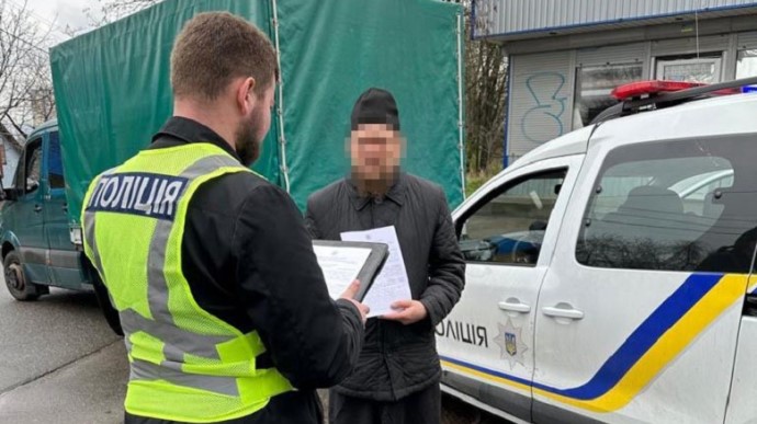 Поліція взялась за священника УПЦ МП, який напав на журналістів у Лаврі