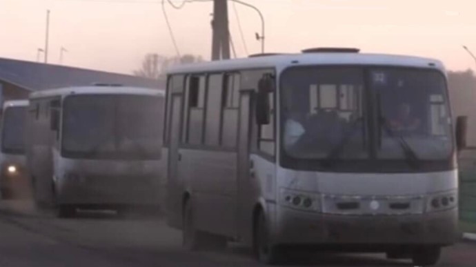 Депортация: россияне насильно вывозят людей из Изюма в РФ