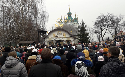 На Десятинке в Киеве собрались сторонники идеи снести храм УПЦ МП