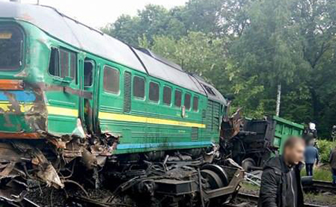 На Хмельнитчине локомотив столкнулся с пассажирским поездом: есть травмированные