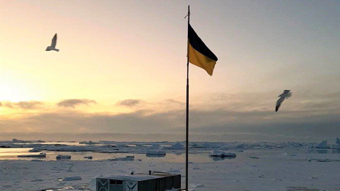 Полярники из Вернадского обратились к Украине: Будем держать флаг над Антарктикой