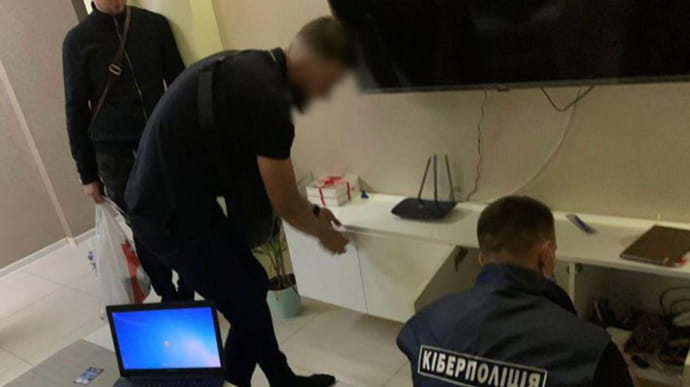 На Дніпропетровщині продавали паспорти вакцинації: за 6 тисяч грн навіть у базу МОЗ вносили