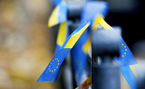 ЄС не каратиме українців за рішення КС, але на кону європейський шанс – МЗС
