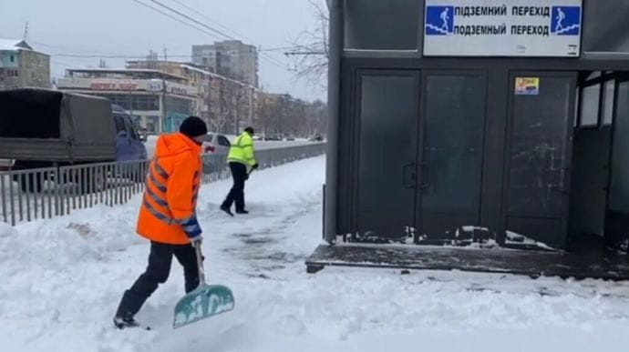 Некоторые украинские города ночью засыпало снегом