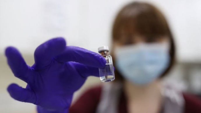 Еврокомиссия обещает с апреля удвоить количество вакцин до 100 млн доз в месяц