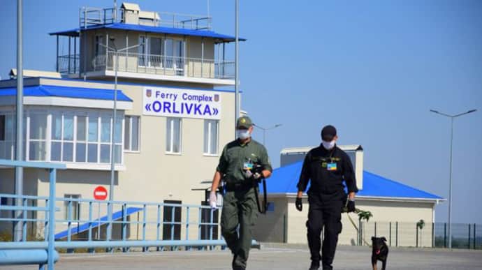 Orlivka ferry checkpoint temporarily closed due to Russian nighttime attack