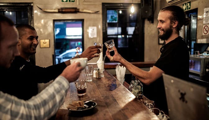 Норвегия запрещает продажу алкоголя в барах и ресторанах из-за омикрона