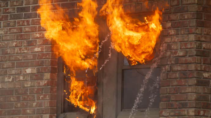 В центре Киева горит трехэтажный дом, жильцов эвакуировали
