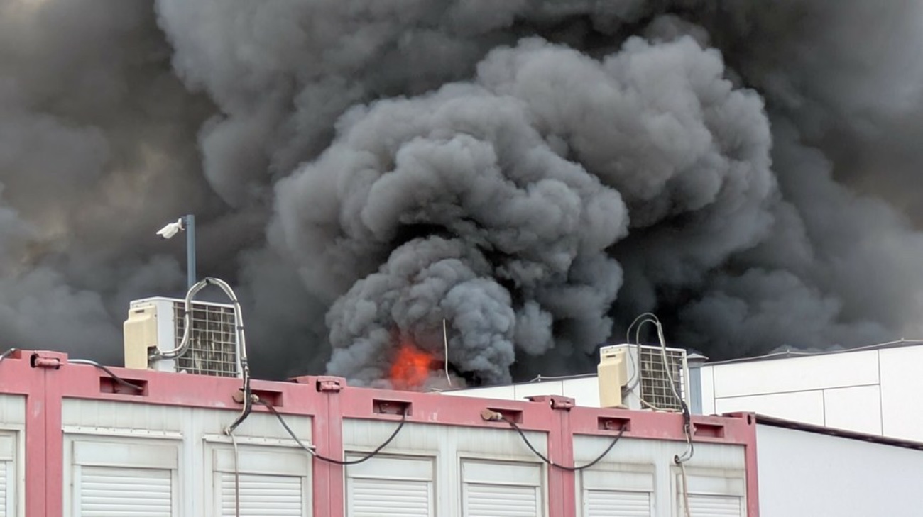 Poljska aretirala 32 osumljencev, povezanih z ruskimi obveščevalnimi službami, med njimi Kolumbijca, obtoženega požigov