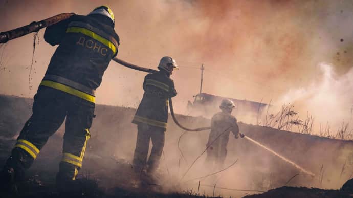 Russian attack on Nikopol district damages business premises and high voltage transmission line