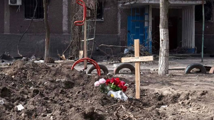 Russian occupiers in Mariupol exhume civilian bodies and don’t allow residents to bury their dead