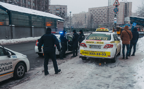 В Киеве пьяный СБУшник с пистолетом угнал авто у таксиста  