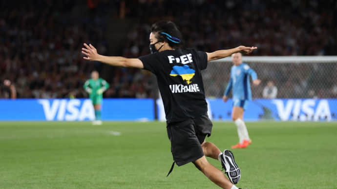 Fan wearing pro-Ukraine T-shirt runs onto pitch during Women's World Cup final