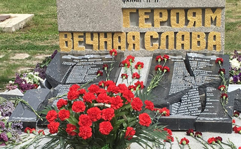 Під Севастополем розбили пам'ятник загиблим на війні кримським татарам