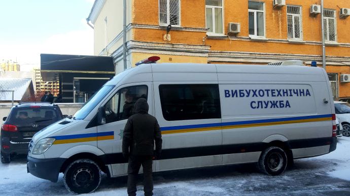 У Києві шукають вибухівку у двох судах та у 46 школах