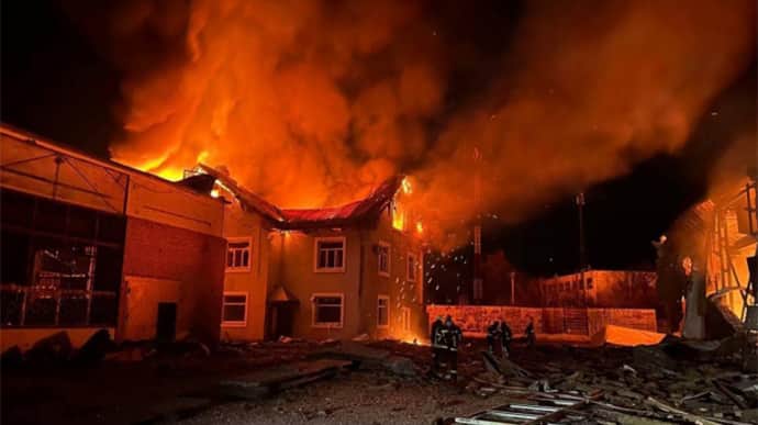 На Київщині внаслідок падіння уламків Шахедів спалахнула пожежа на підприємстві 