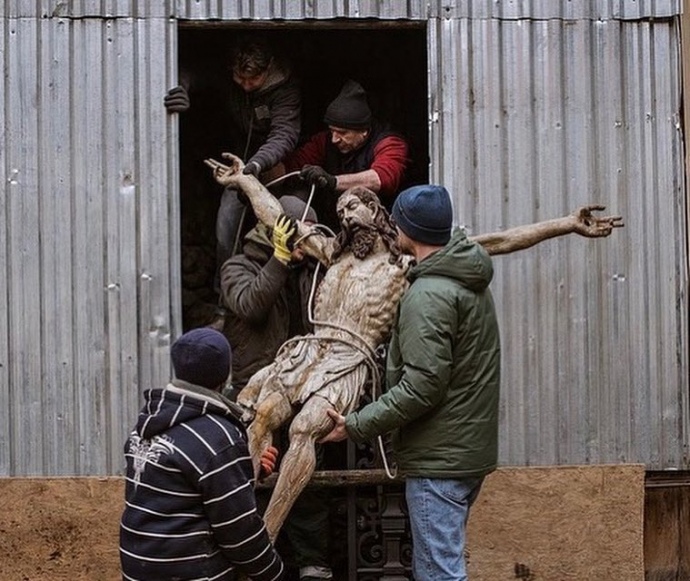 Статую Иисуса Христа забирают в бункер из Армянского собора