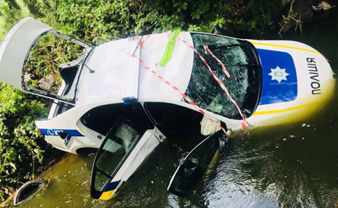 В Киеве полицейское авто во время погони за мопедом упало в реку