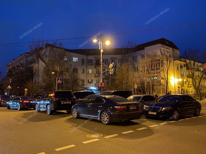 Скопление машин премиум-класса возле входа в Офис президента на перекрестке Лютеранской и Банковой улиці
