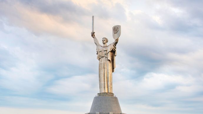 Блогер из Самары объяснила, зачем «трогала» грудь статуи «Родина-мать» в Волгограде