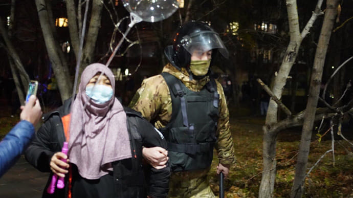 В окупованому Криму затримали 3 десятки людей: зустрічали адвоката біля ізолятора 