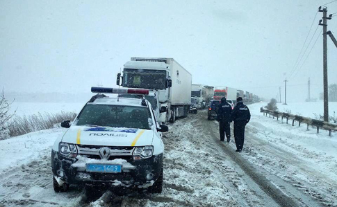 Непогода на дорогах: где в Украине затруднено движение транспорта