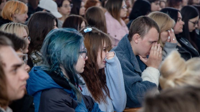 У Білорусі силовики провели для школярів показовий арешт їхнього однолітка