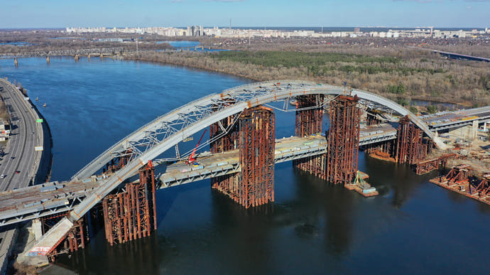 В Киеве украли 12 новых тросов на Подольском мосту