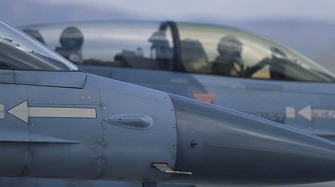 Пентагон: Шатдаун у США вплине на навчання українців на F-16