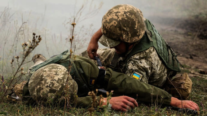 На Донбассе враг стрелял из артиллерии разных калибров: трое бойцов ранены