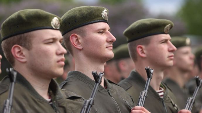 Беларусь снова продлила военные учения