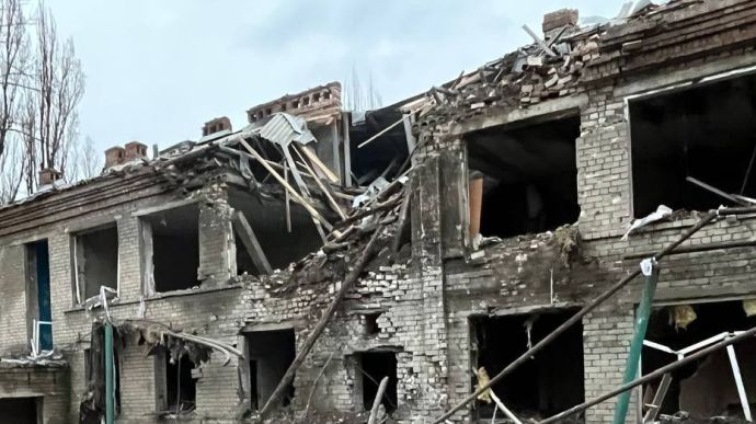 Росіяни вдарили з літака по Авдіївці: зруйнували садочок, пошкодили дім