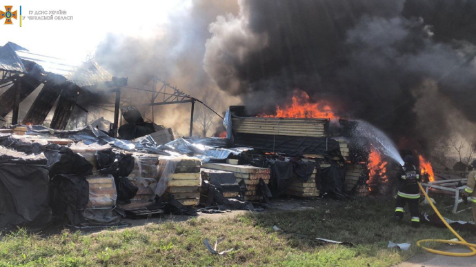 ППО збила ракету над Уманським районом: виникла пожежа, є постраждалі