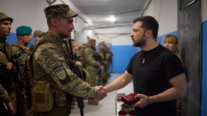 Зеленский посетил военных в Донецкой и Запорожской областях