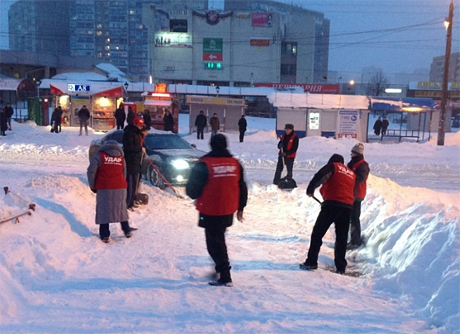 УДАРовцы чистят снег в Киеве. Фото с сайта партии