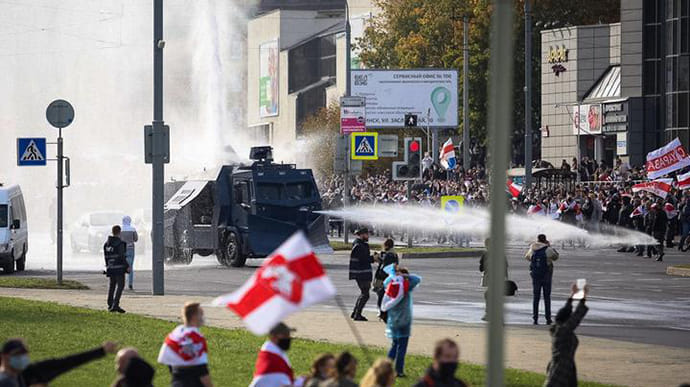У Мінську застосовують водомети, один з них зламали протестувальники