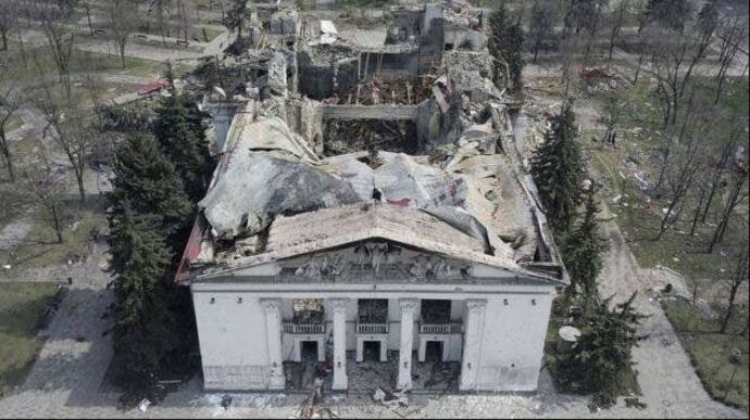 Маріуполь: окупанти заливають бетоном тіла загиблих у Драмтеатрі